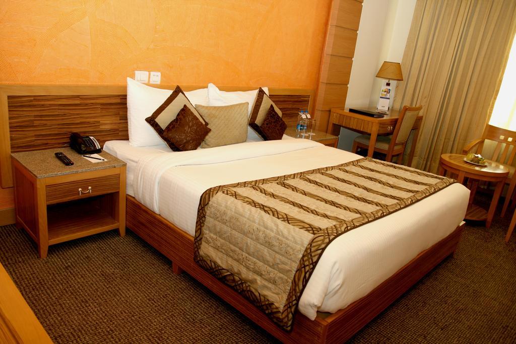 Hotel Saffron Kiran Noida Exterior photo