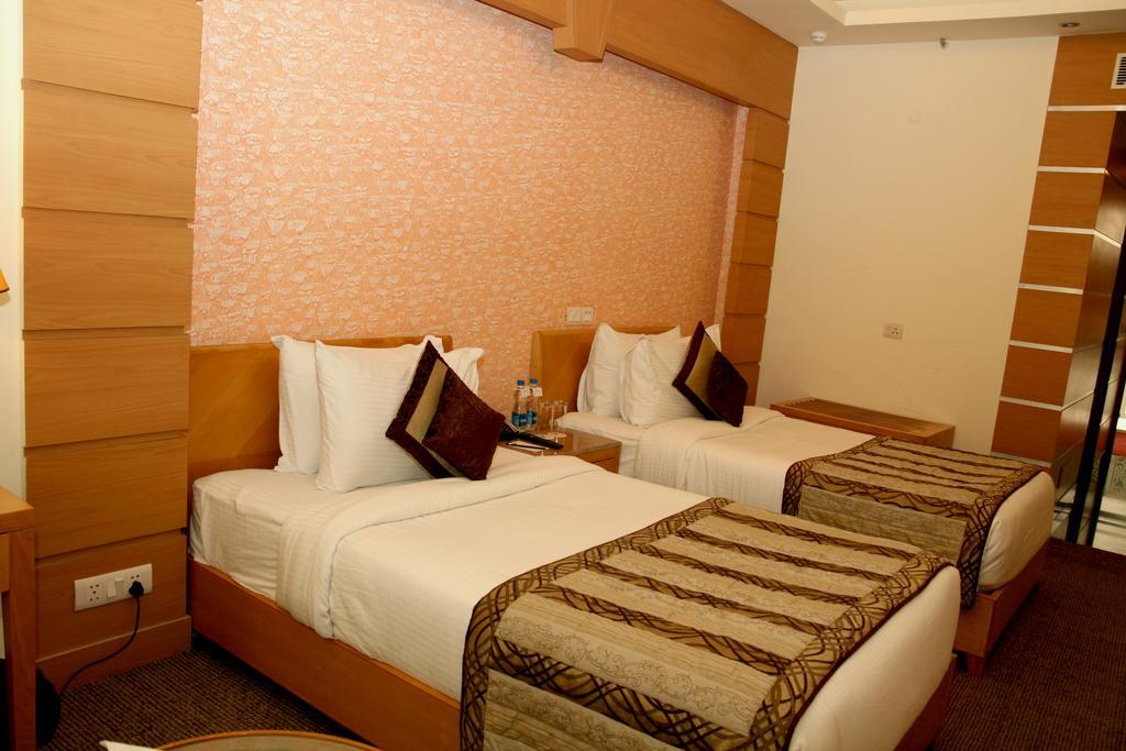 Hotel Saffron Kiran Noida Exterior photo