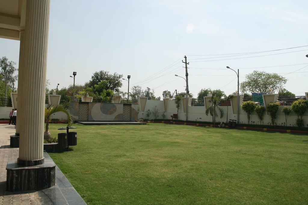Hotel Saffron Kiran Noida Exterior photo